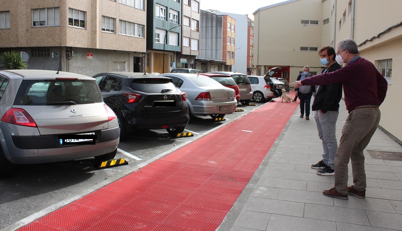 O alcalde e os concelleiros de Mobilidade e Obras achegronse a ver a solucin adoptada nos aparcamentos da ra Vila de Ordes
