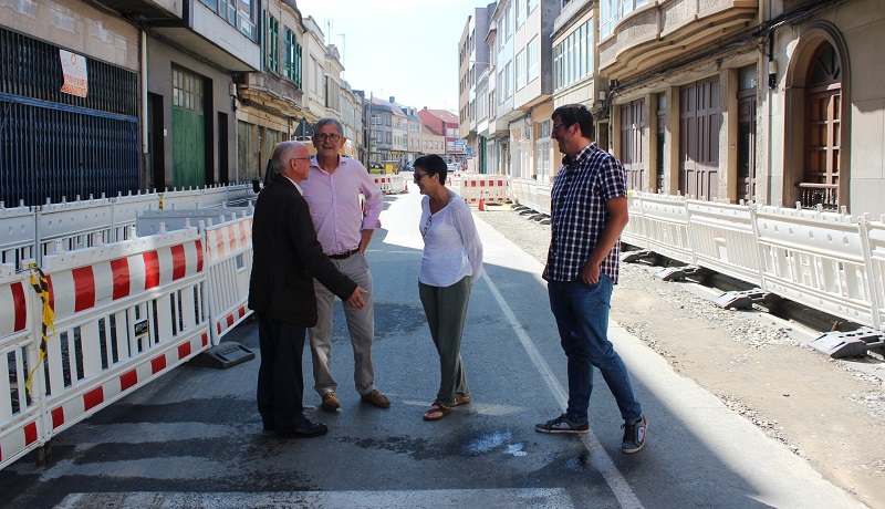 Durante a visita, os membros do goberno municipal conversaron sobre as obras con vecios/as e empresarios
