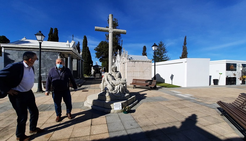 Evencio Ferrero e Luis Lamas fixeron un percorrido polo cemiterio para ver as melloras realizadas