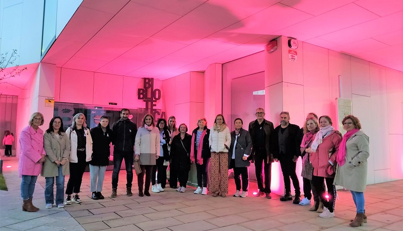 O Da Mundial contra o Cancro de Mama rematou diante da Biblioteca Rego da Balsa, que estar iluminada de cor rosa ata fin de mes