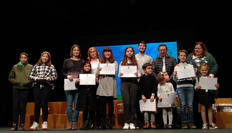 Representantes da organizacin e do xurado entregaron os premios aos nenos e nenas