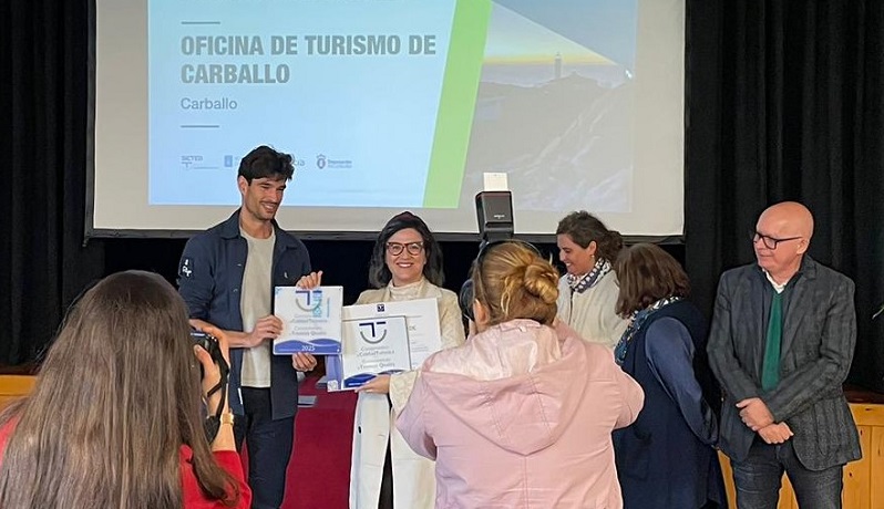 A técnica de Turismo do Concello de Carballo recolleu o certificado