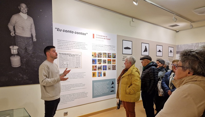 Hadrián García, nunha visita guiada á exposición