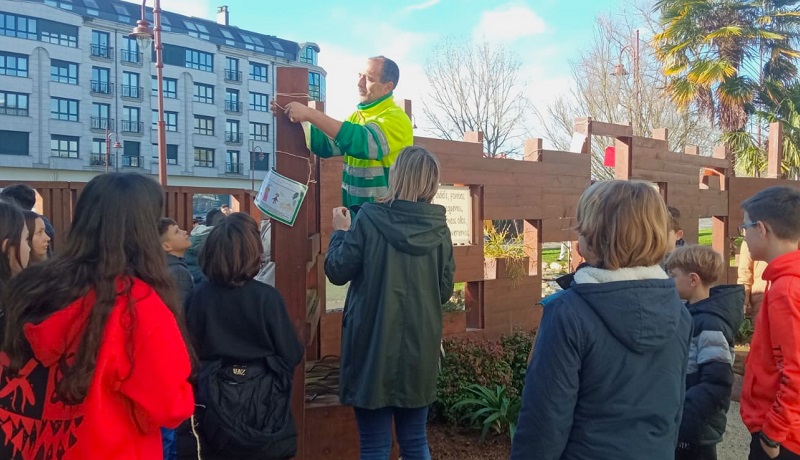 Alumnado do CEIP Bergantiños encheu de ilustracións o Xardín de Rosalía coa axuda da brigada municiipal de xardíns