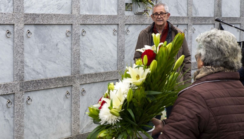 A veciña de Razo que lle cedeu o nicho para seren soterrado fixo a ofrenda floral
