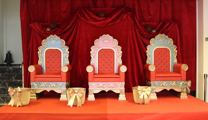 Os tronos reais están situados na entrada da casa do concello