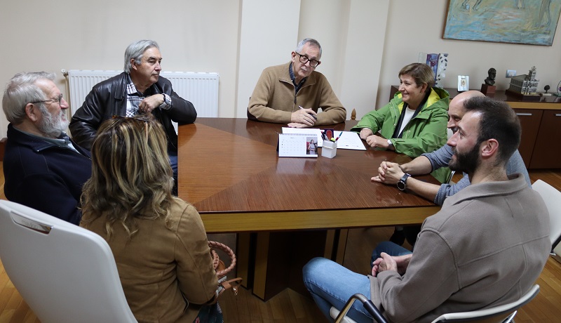 Na sinatura, que se realizou na Alcaldía, tamén estiveron presentes os concelleiros Miguel Vales e Luis Lamas