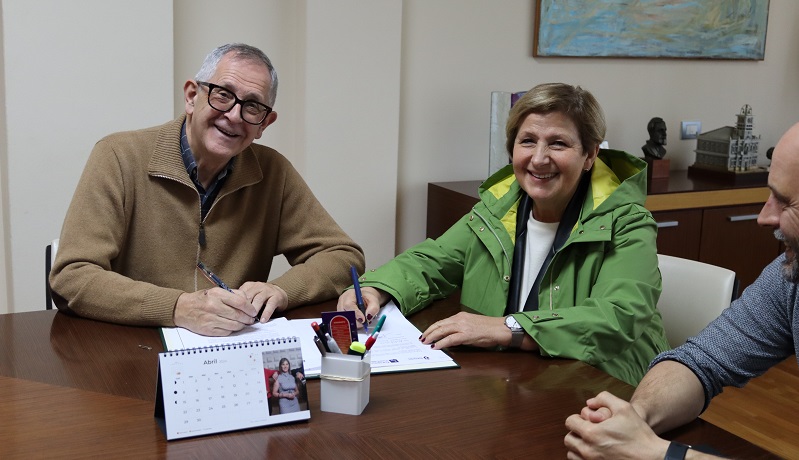 Evencio Ferrero e Dolores Fernández asinaron o contrato