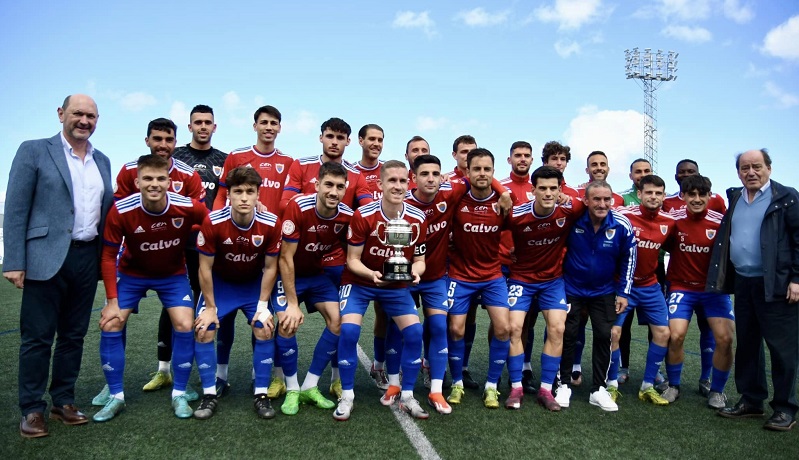 O Bergan, coa copa de campión (Foto: Bergantiños FC)