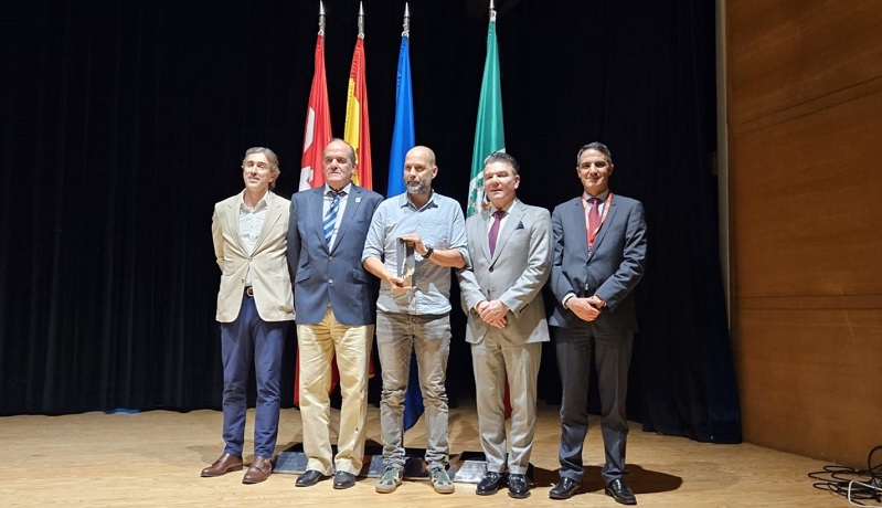O concelleiro Miguel Vales, no acto de entrega da Escoba de Oro