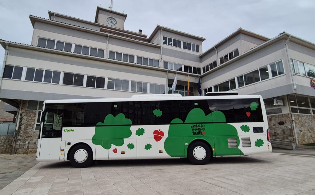 Autobús da campaña Carballo levámolo dentro