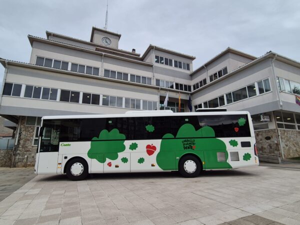 Autobús da campaña Carballo levámolo dentro