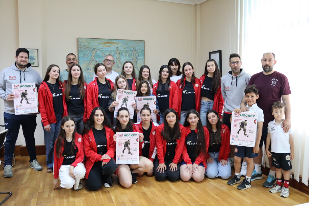 escola lubiáns recepción ao equipo feminino campión de Galicia e presentación 3x3 de hóckey a patíns
