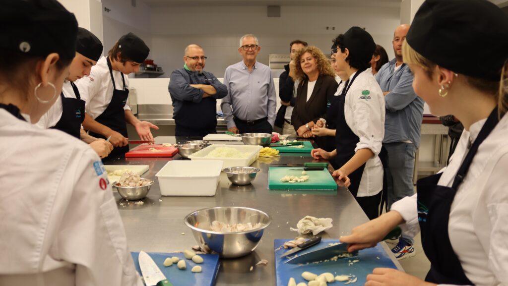 Visita directora xeral de FP ao curso de FP de cociña no Fórum Carballo