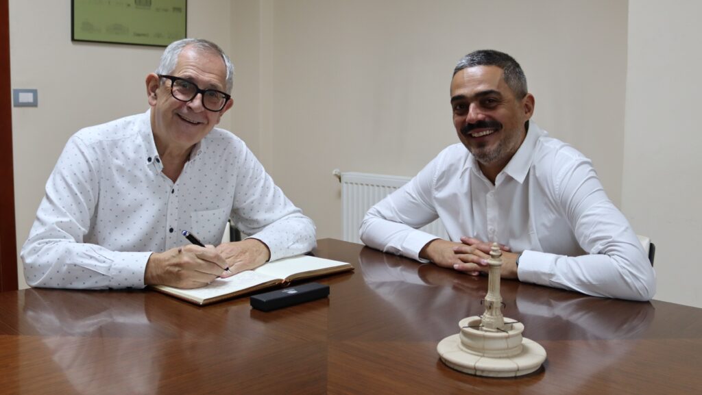 Evencio Ferrero asina no Libro de Honra do Concello de Carballo