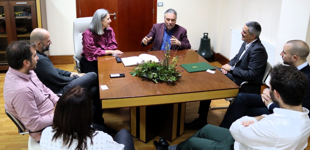 protocolo de colaboración eduardo rabelino, xerente de festexos e espectáculos da Intendencia de Montevideo, e concello de Carballo