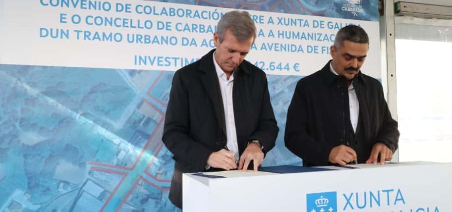 Sinatura convenio avenida de Fisterra. Alfonso Rueda e Daniel Pérez