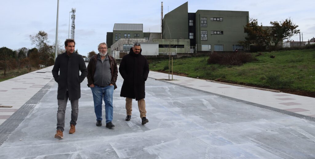 Visita urbanización ampliación centro de saúde