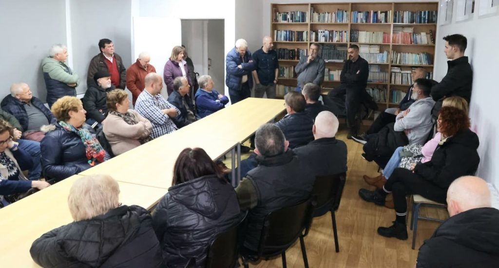 Reunión veciñal en Razo sobre o monte Neme