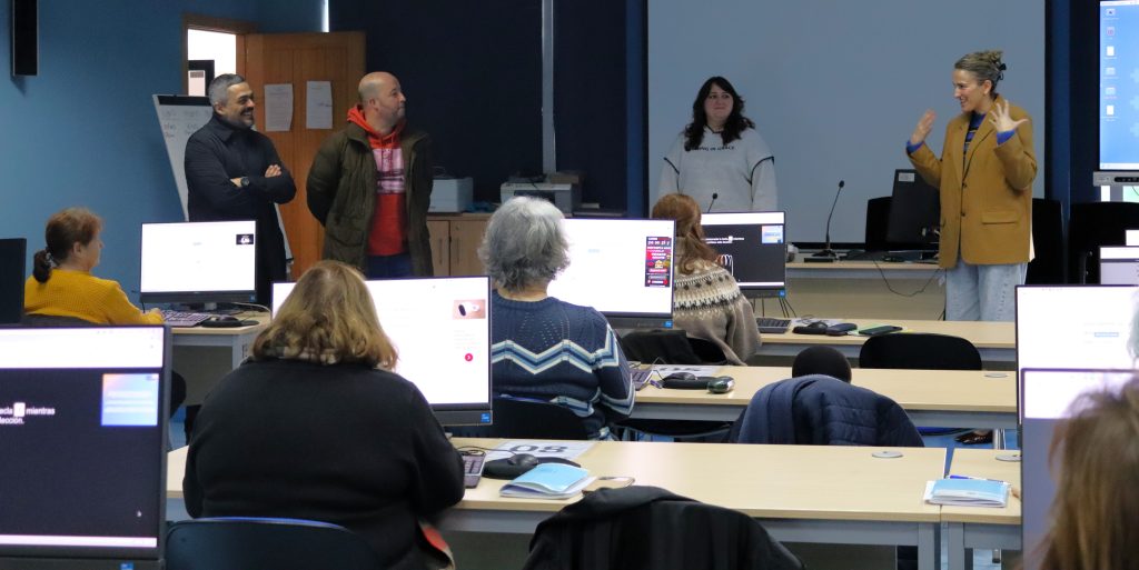 Aula CeMIT escola informática para maiores
