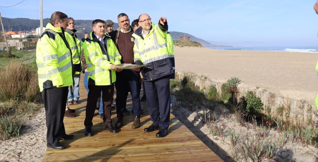 Visita delegado do Goberno ás obras dos noiros de Razo