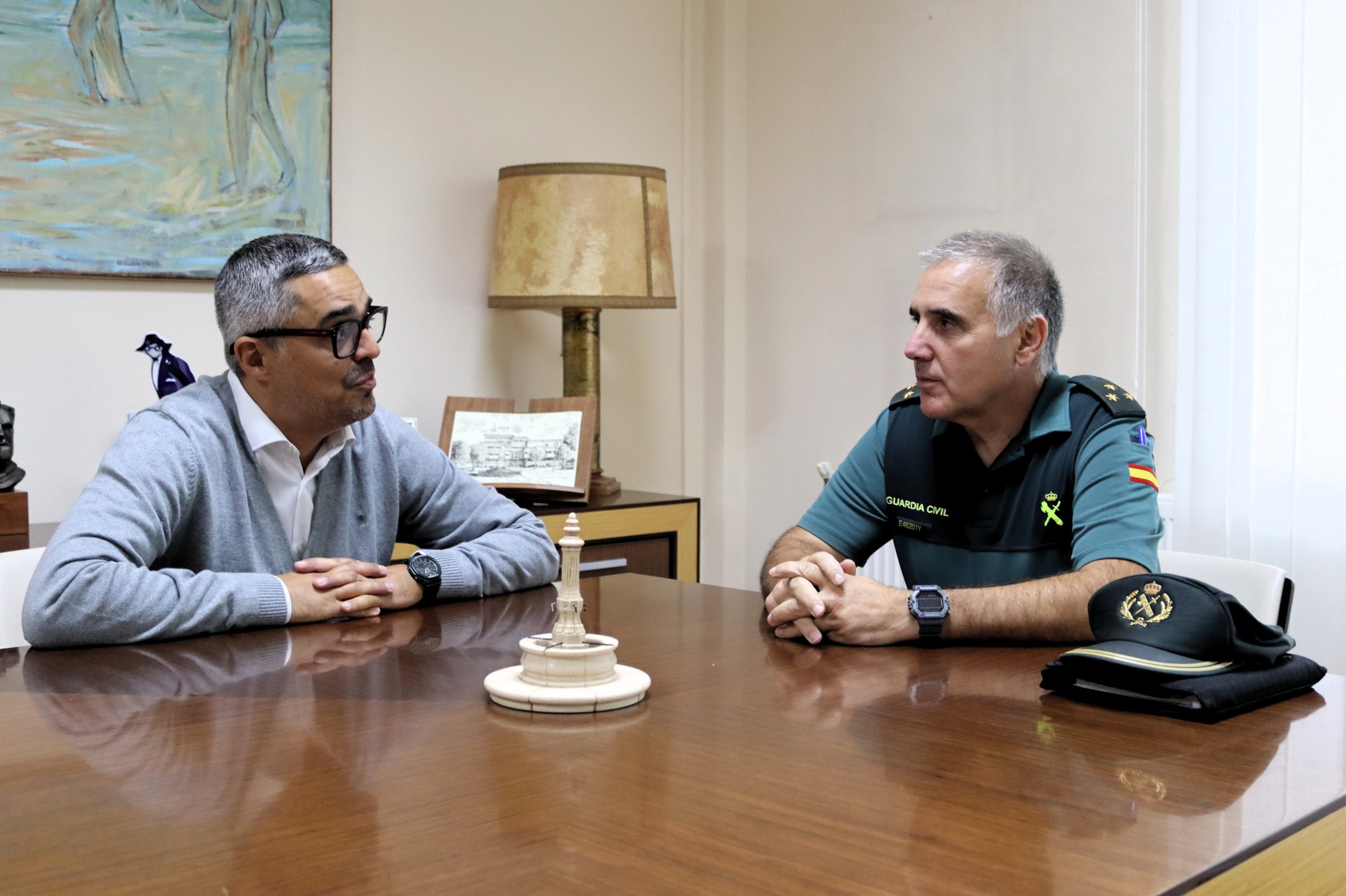 Daniel Pérez despide ao capitán da Garda Civil, Jesús Ramón Viaño, que remata a súa etapa á fronte da compañía de Carballo
