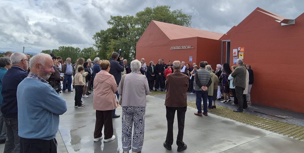Inauguración do centro social de Goiáns