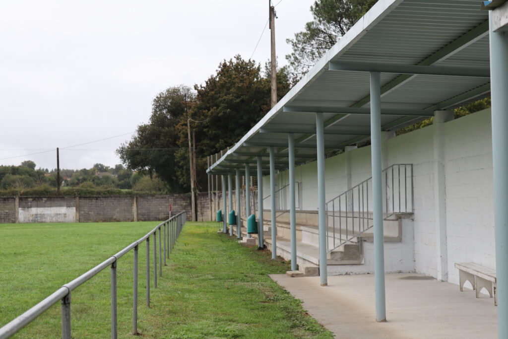 Melloras nas gradas do campo de fútbol As Pedreiras de Verdillo